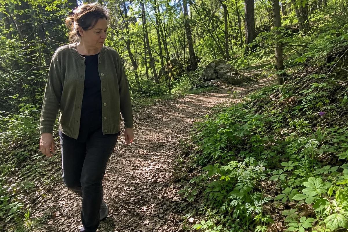 Žena tokom mirnog boravka na otvorenom